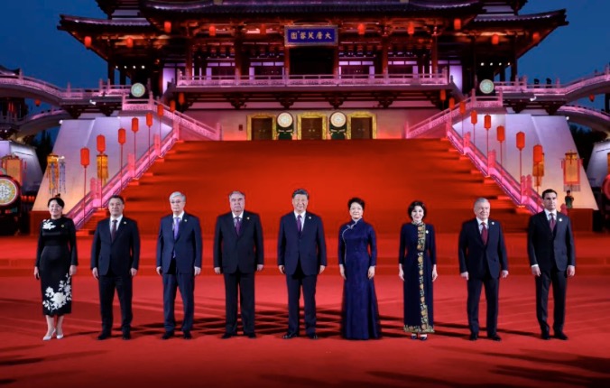 习近平和彭丽媛为出席中国－中亚峰会的中亚国家元首夫妇举行欢迎仪式和欢迎宴会并共同观看演出